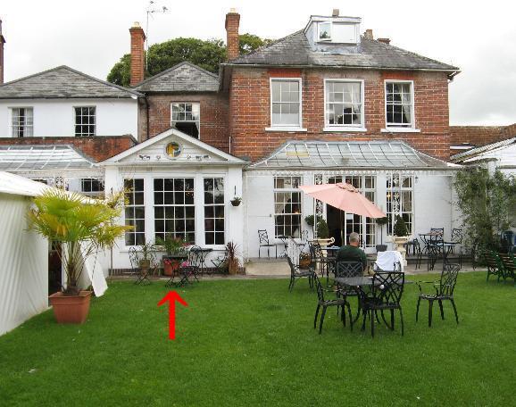 AMESBURY_hotel_garden